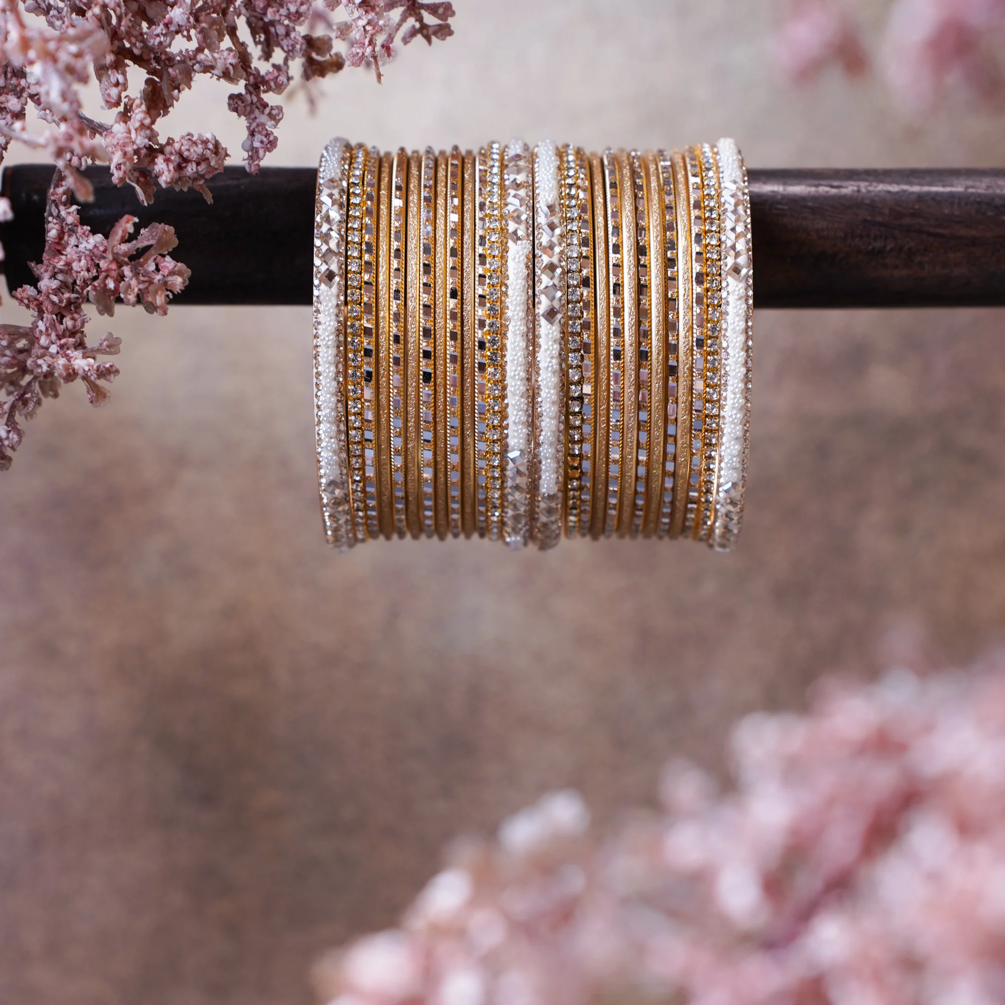 A minimal gold stack highlighted with soft ivory accents that bring timeless elegance. Simple yet versatile, it pairs effortlessly with everything.
